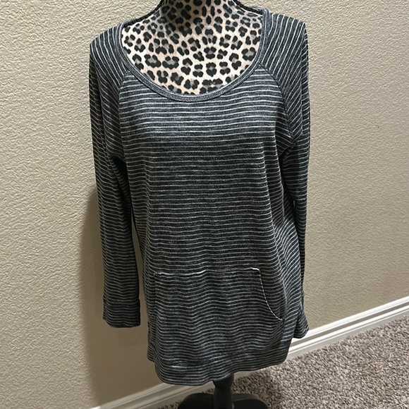 a.n.a Tops - Ana long sleeve top with kangaroo pockets, size XL